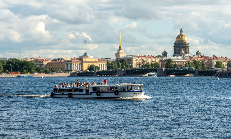 У Дворцового моста в Петербурге столкнулись два теплохода